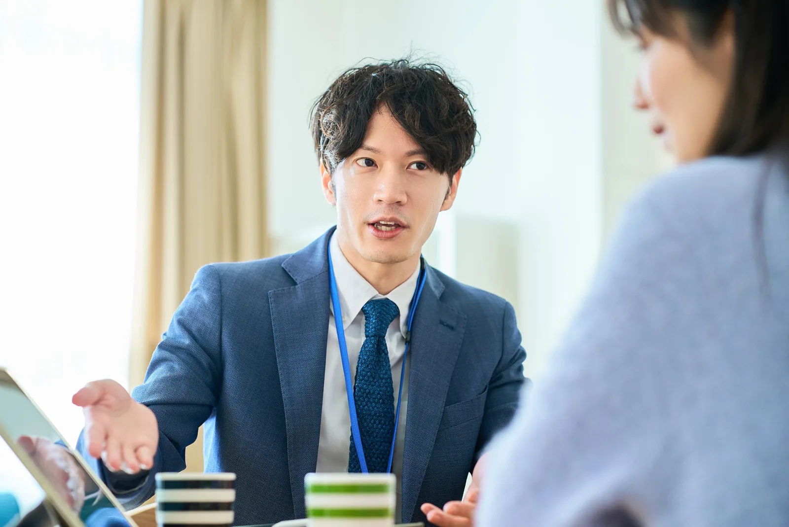仕事について話し合うイメージ