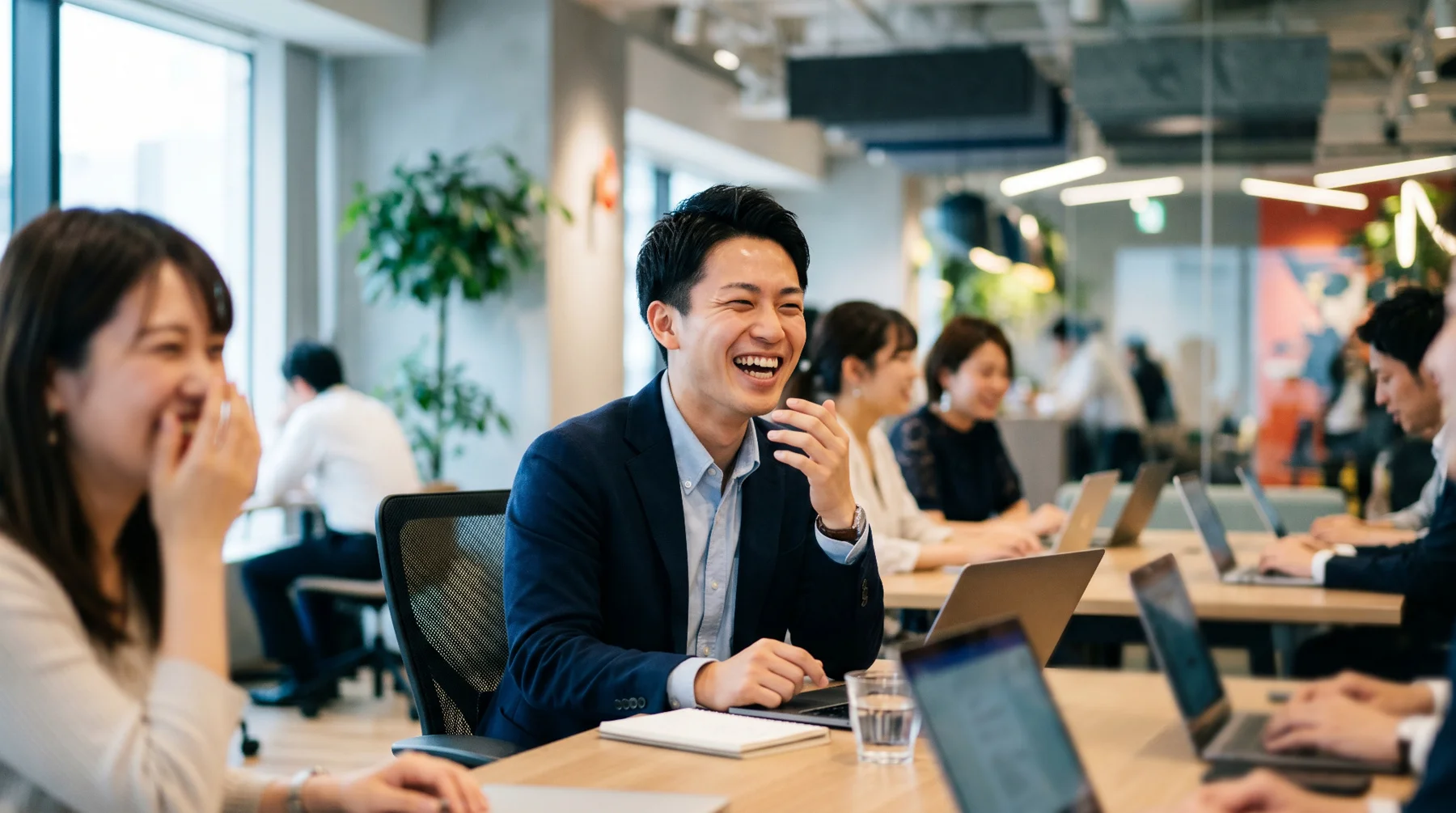 仲間と仕事について話す様子のイメージ